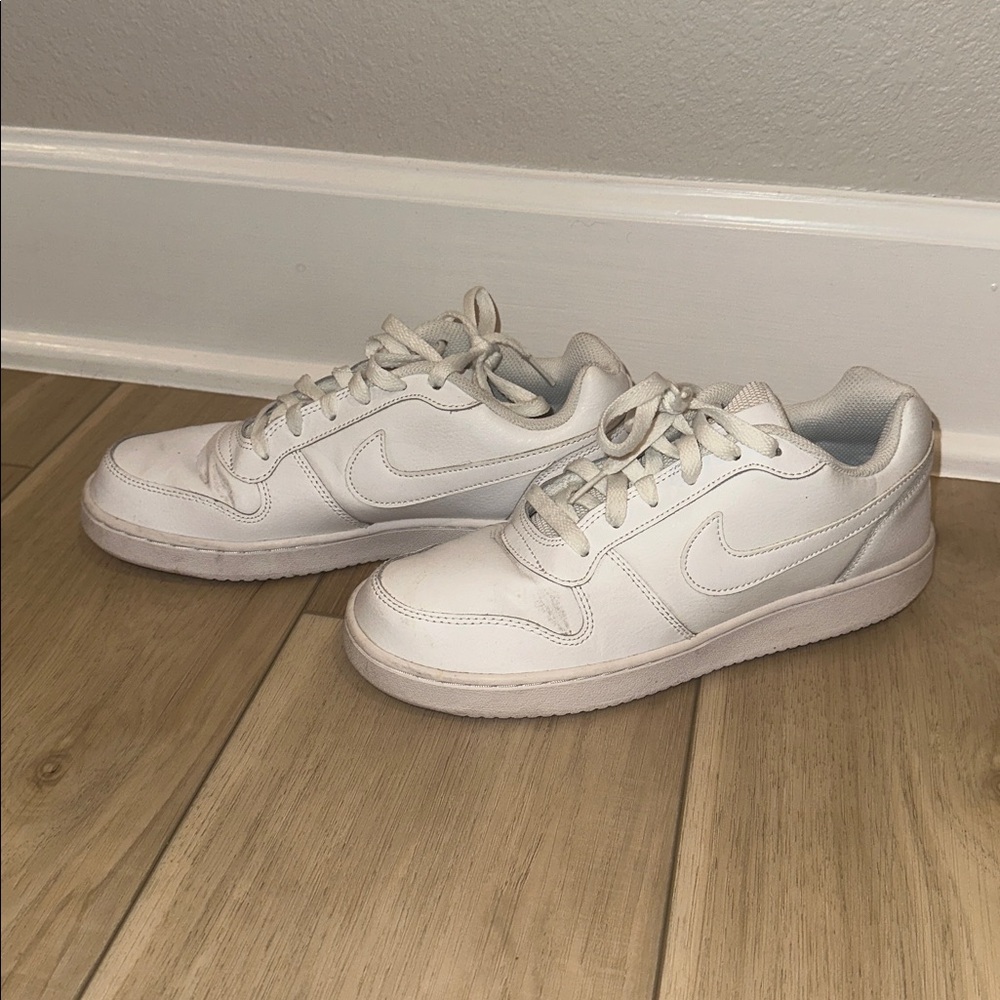 VGUC Women’s Size 8.5 Classic Nike Brand Solid White Sneakers Shoes